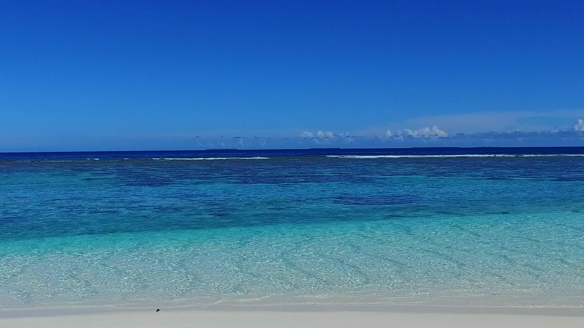 浅海白沙背景和浅海天堂湾海滩假日广角度度假胜地视频的预览图