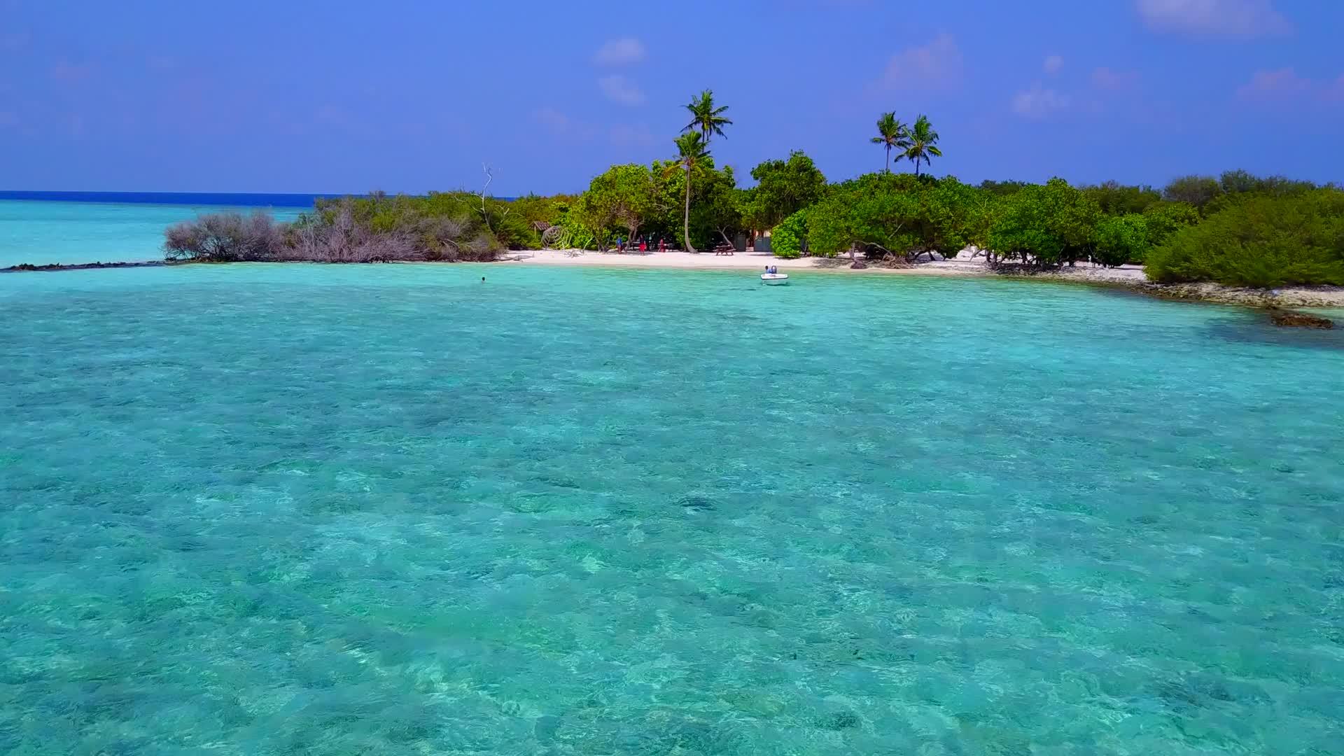 沿着蓝色的绿色海洋旅行在沙巴附近有一个白色的沙子背景视频的预览图