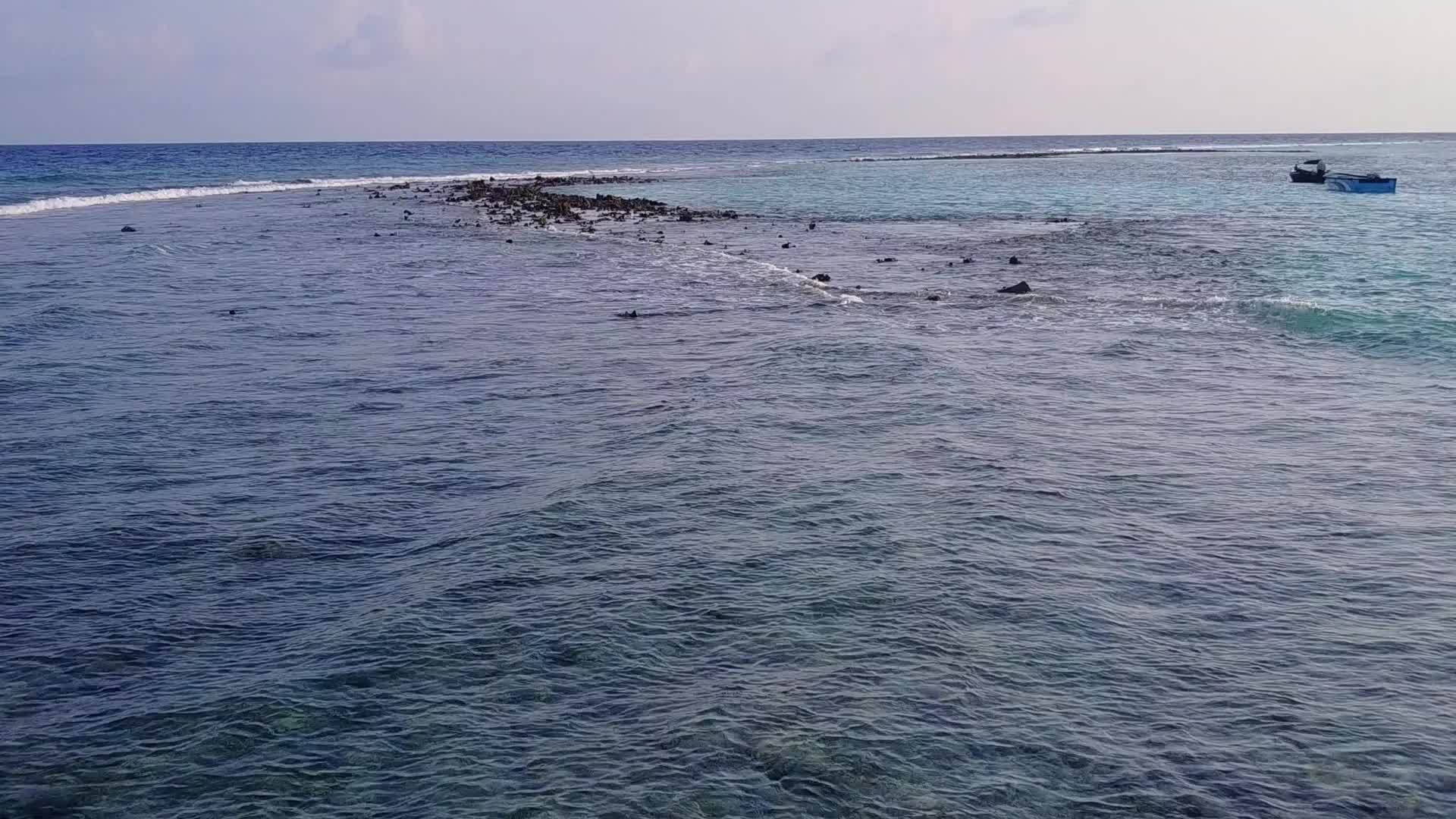 美丽的海湾海滩度假夏季海景日落前有白色沙子背景视频的预览图