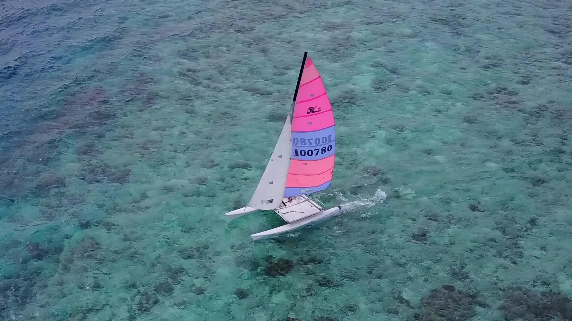 度假村附近的白色海滩背景的蓝色泻湖完美的海滩海滩之旅视频的预览图