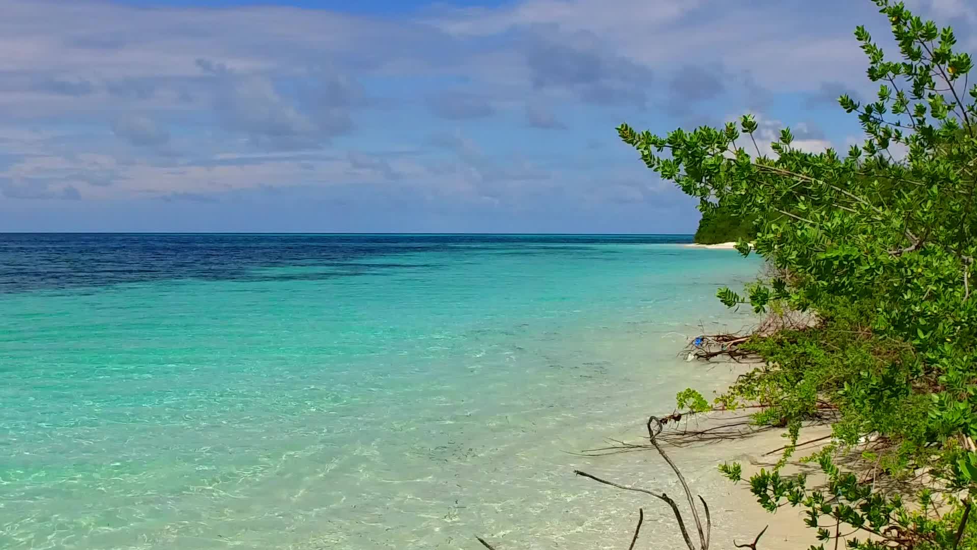 阳光下的白沙背景是浅海宁静的海滩之旅视频的预览图