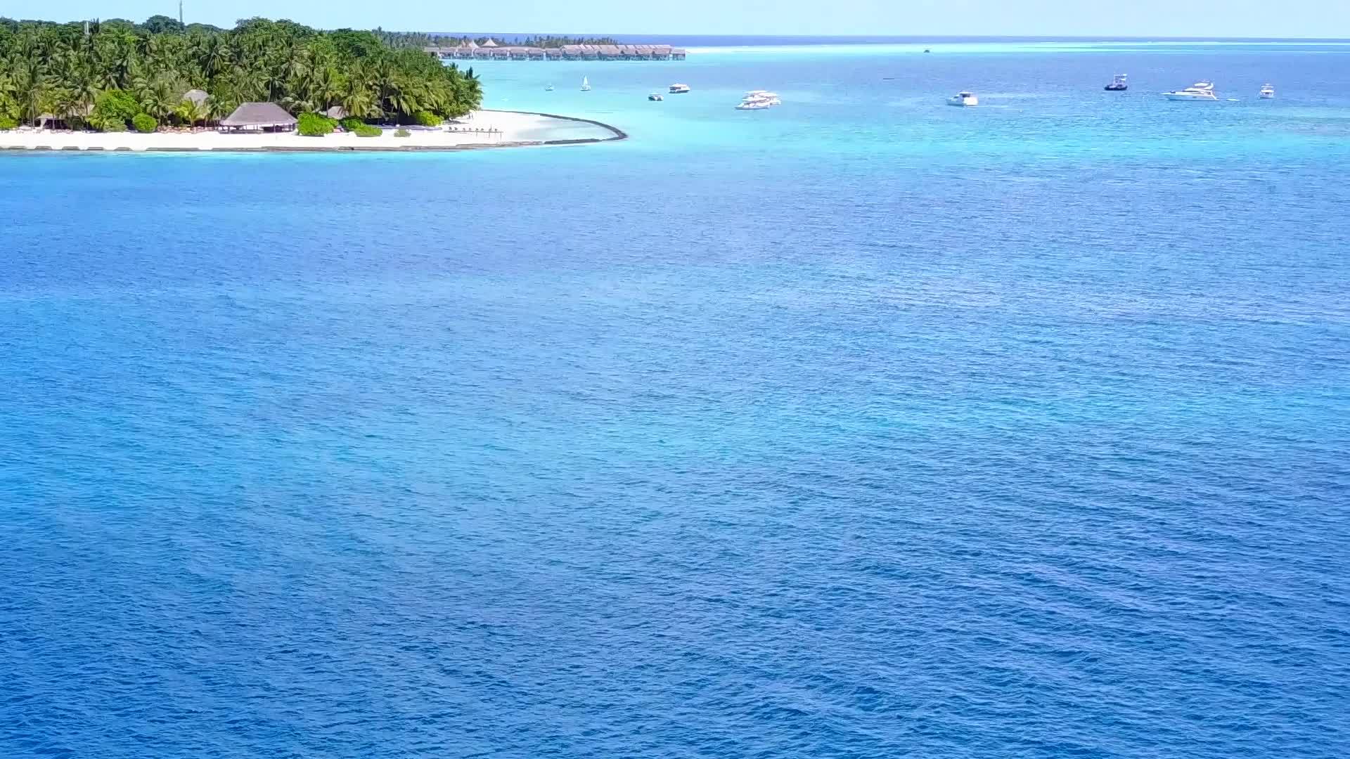 蓝色环礁日落前蓝色环礁湖有一个白色的沙子背景视频的预览图