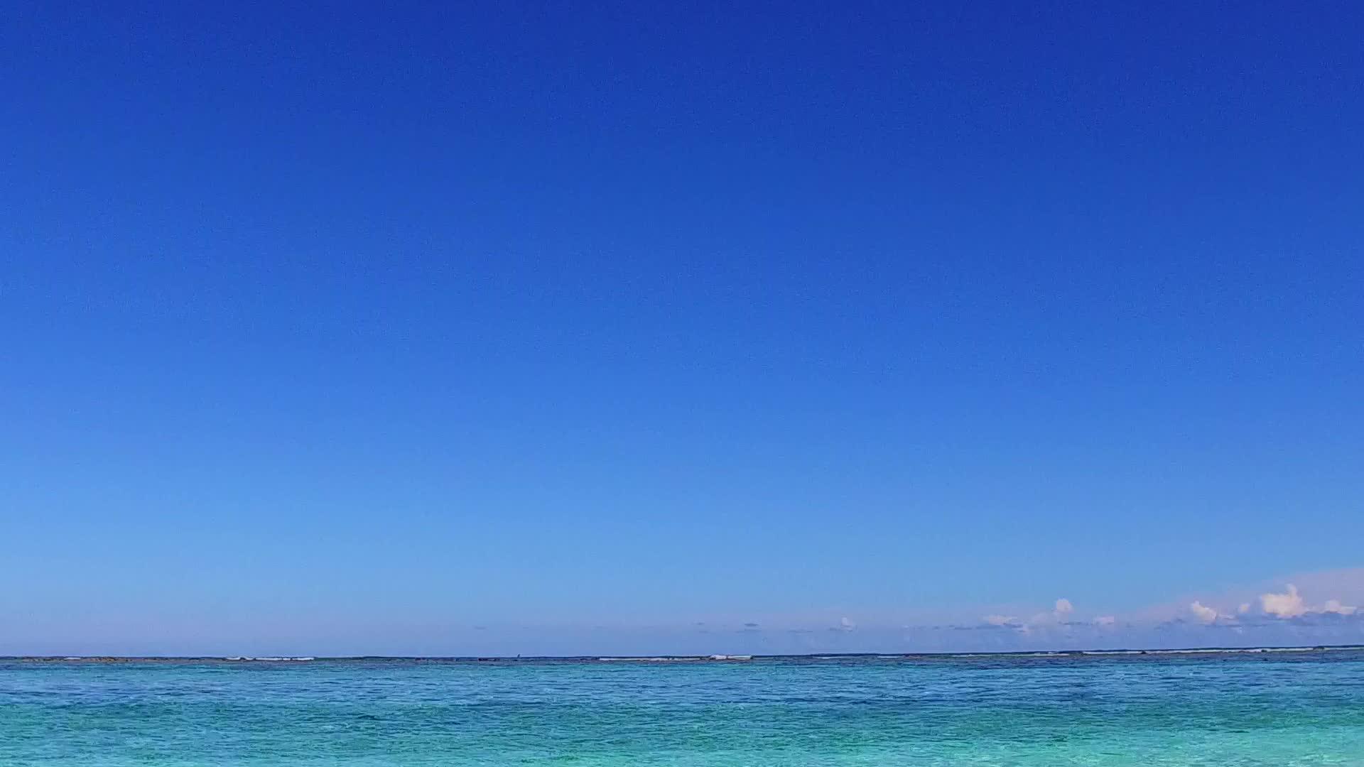 日落前的蓝色海洋和白色海滩背景下美丽的海滩之旅视频的预览图