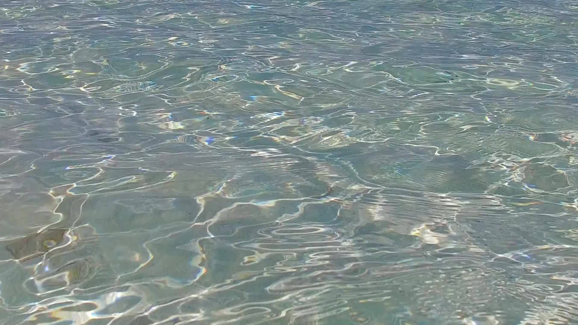 蓝色海洋和珊瑚礁附近清洁海滩背景的天堂岛海滩假日阳光明媚视频的预览图
