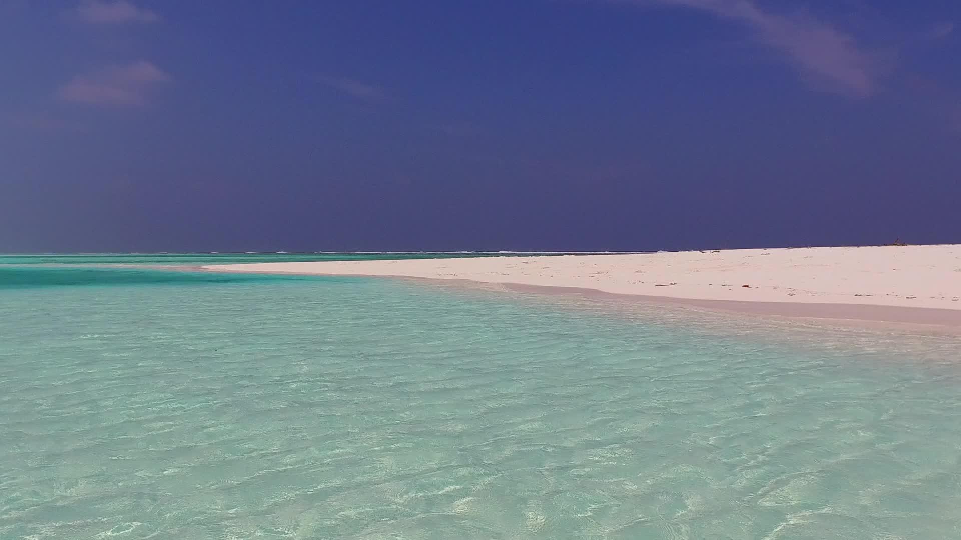 以海浪附近有白色沙色背景的水蓝色环礁湖为例视频的预览图