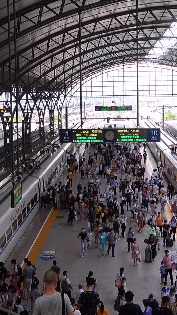 从第一视角看城市高铁火车站交通高铁列车进站台等候人群素材视频的预览图