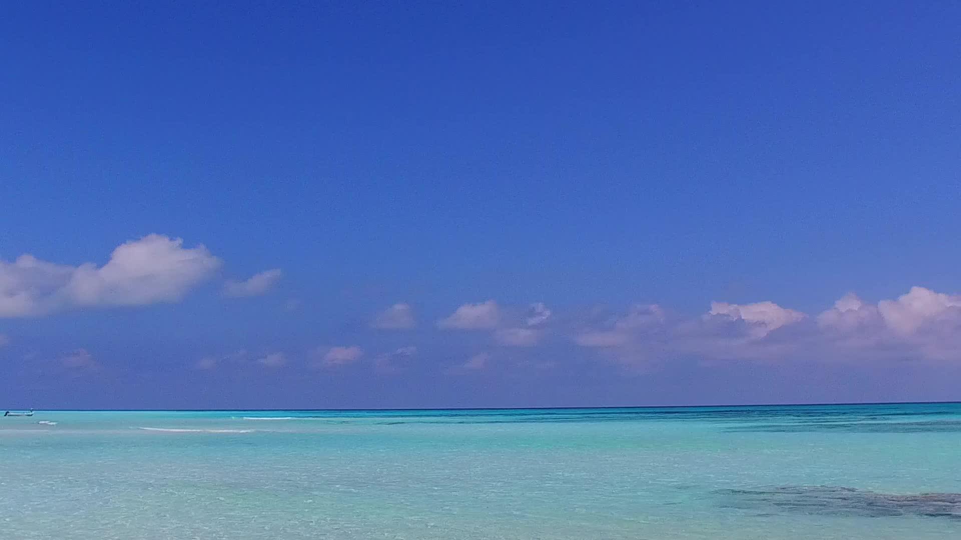 完美的度假胜地以透明的海洋和白沙为背景在珊瑚礁附近航行视频的预览图