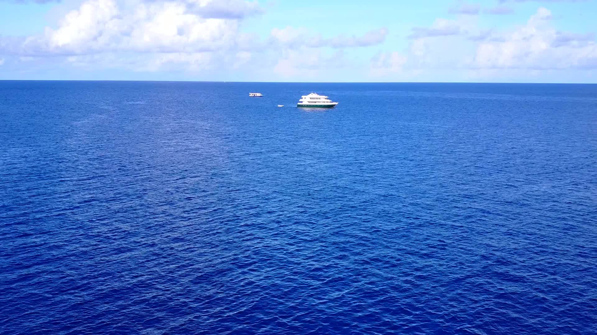 海滩生活方式以海平面附近的水蓝海和白沙为起点视频的预览图