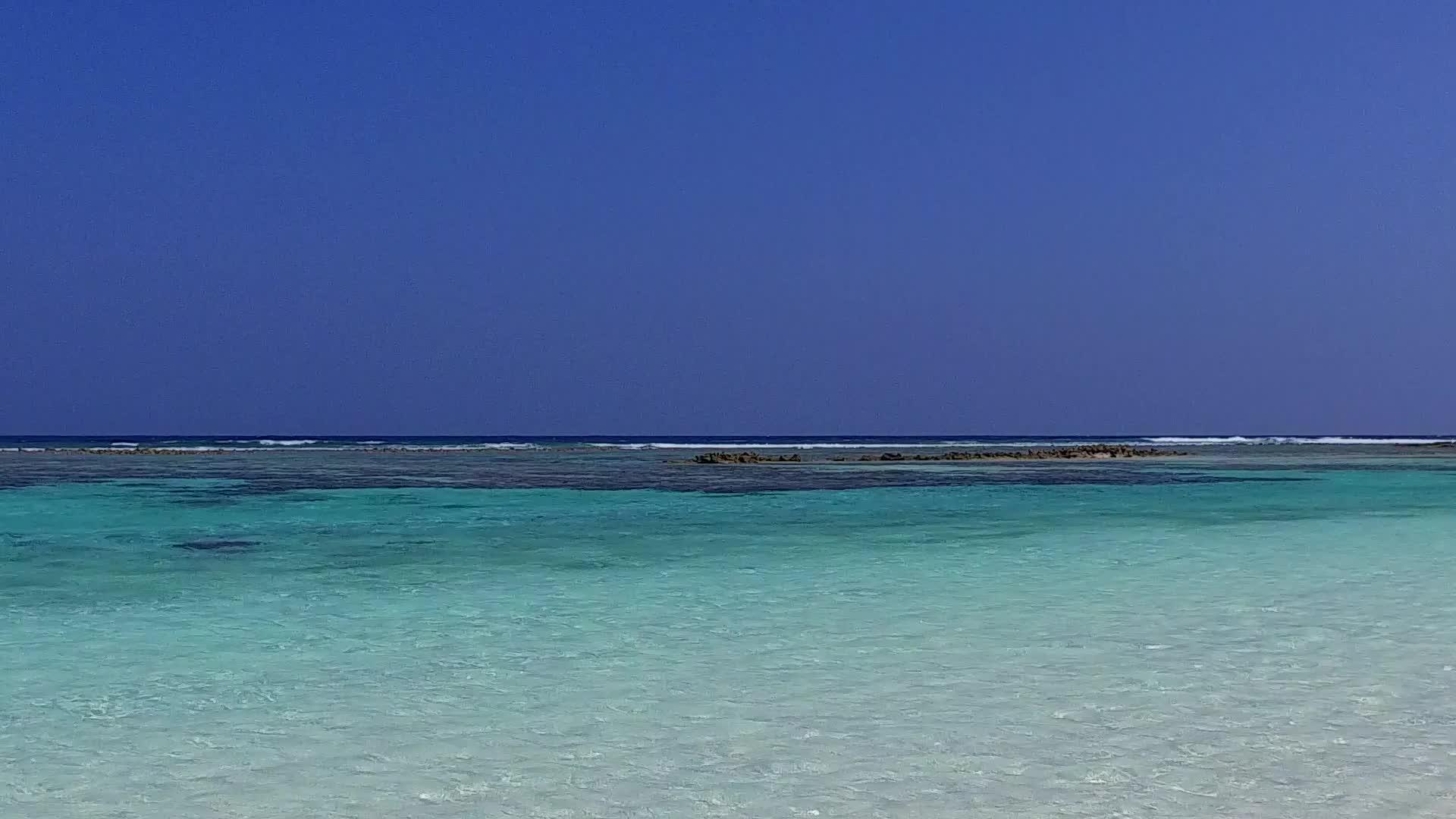 完美的夏日海滩生活方式天空由绿色海洋形成白沙背景视频的预览图