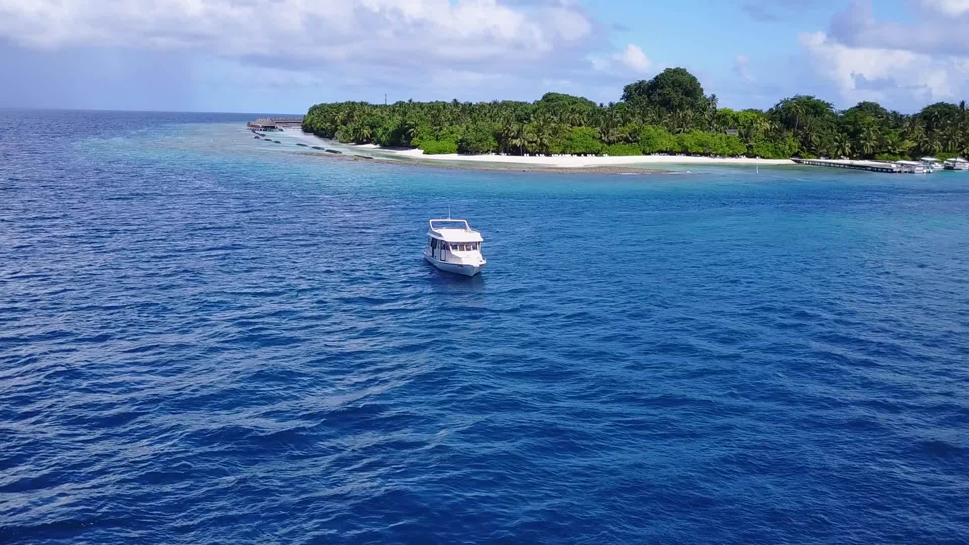 伊德河岛在珊瑚礁附近有一个白色的沙滩背景视频的预览图