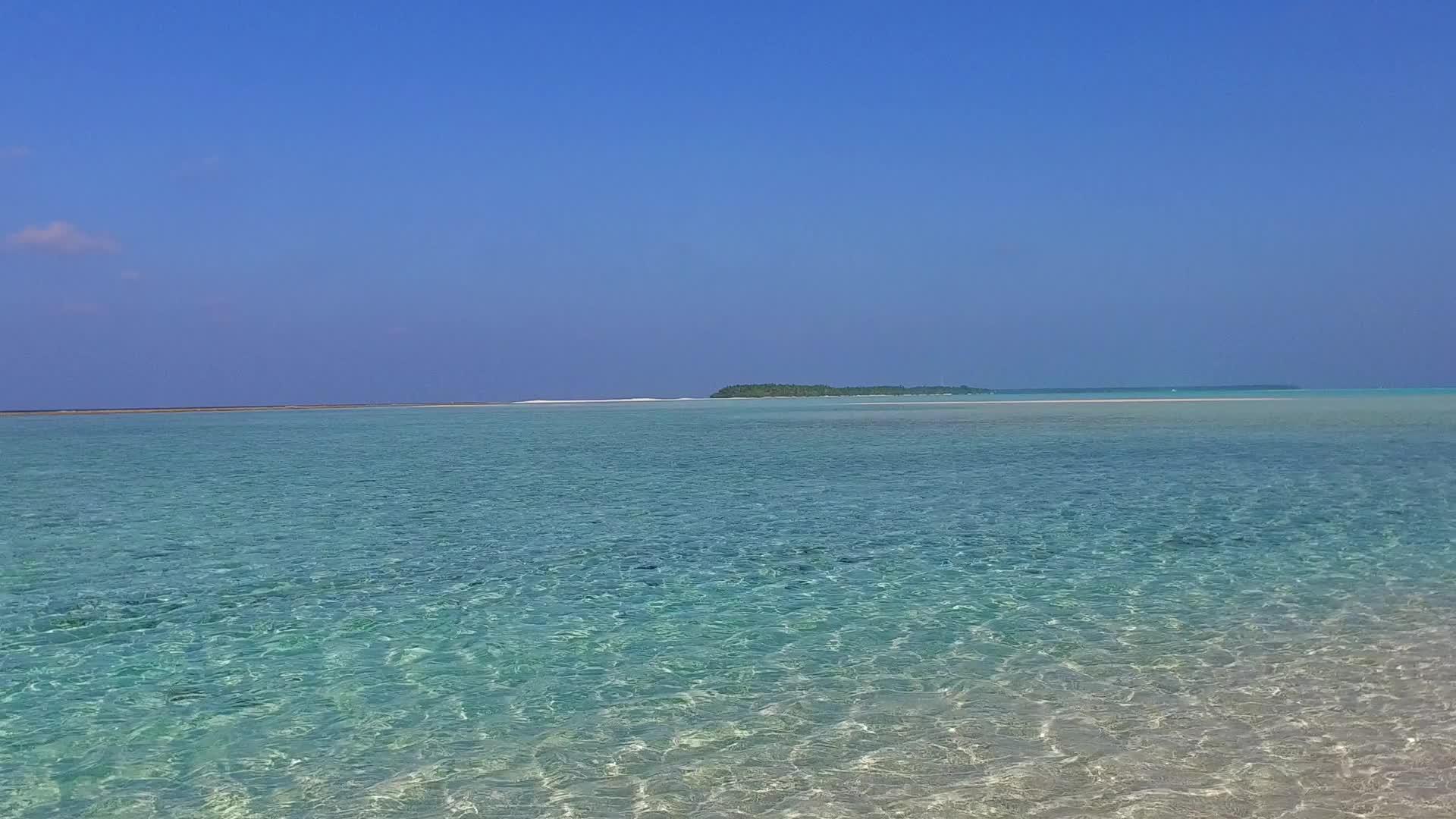 以蓝水和白色沙底为背景在度假胜地附近放松海岸视频的预览图