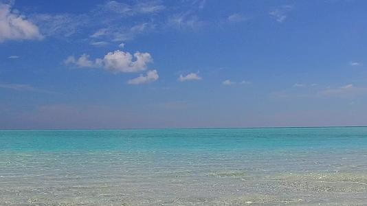 海滩野生旅游生物以蓝水和珊瑚礁附近的白沙为背景视频的预览图