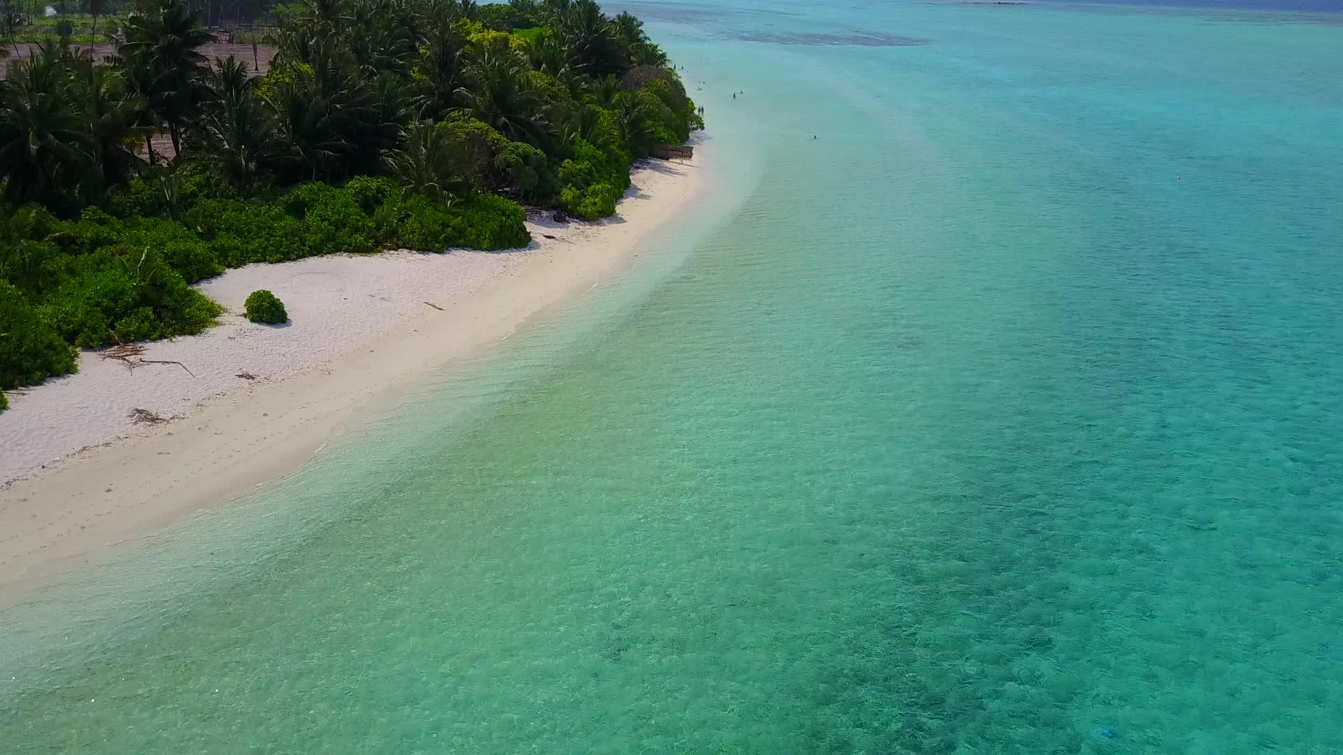 海滩度假阳光明媚海面清澈珊瑚礁附近有一个白色的海滩背景视频的预览图