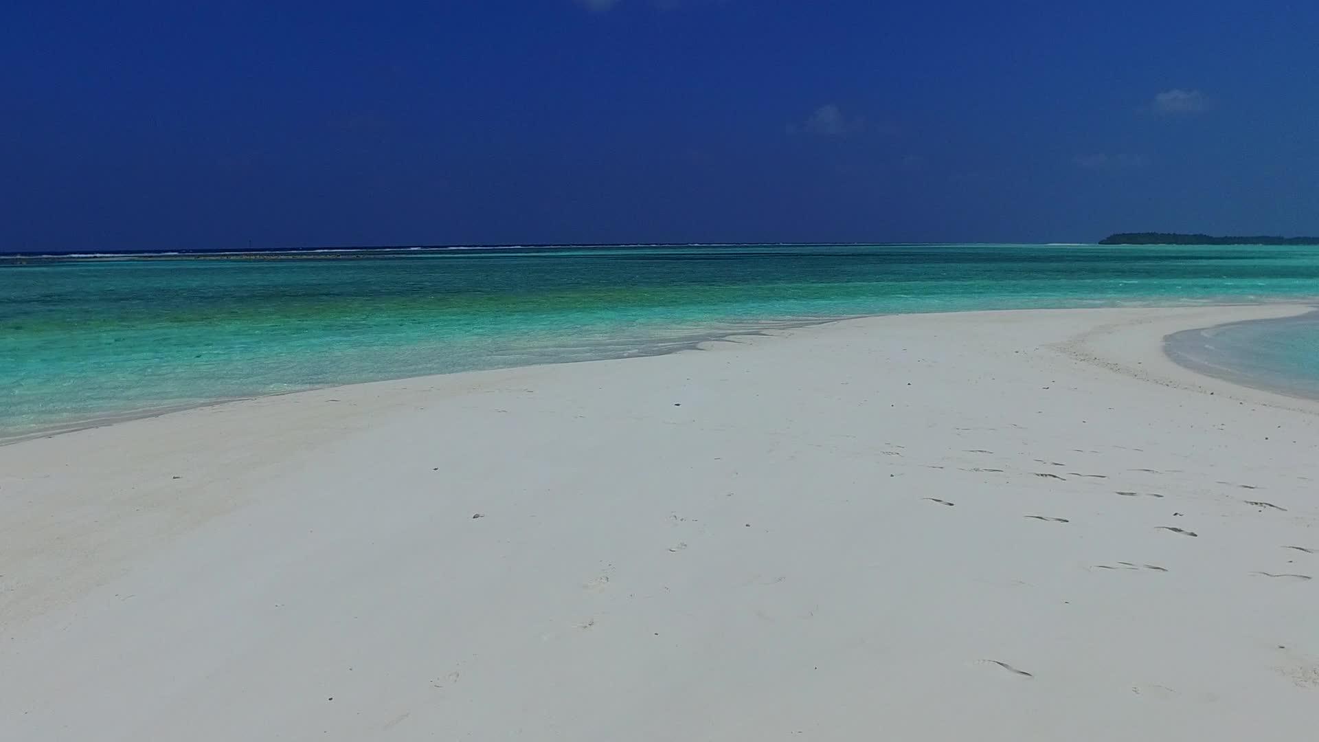 阳光明媚、宁静的海岸海滩海景由蓝色海洋组成视频的预览图