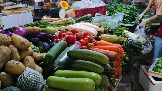 菜市场售卖蔬菜合集视频的预览图