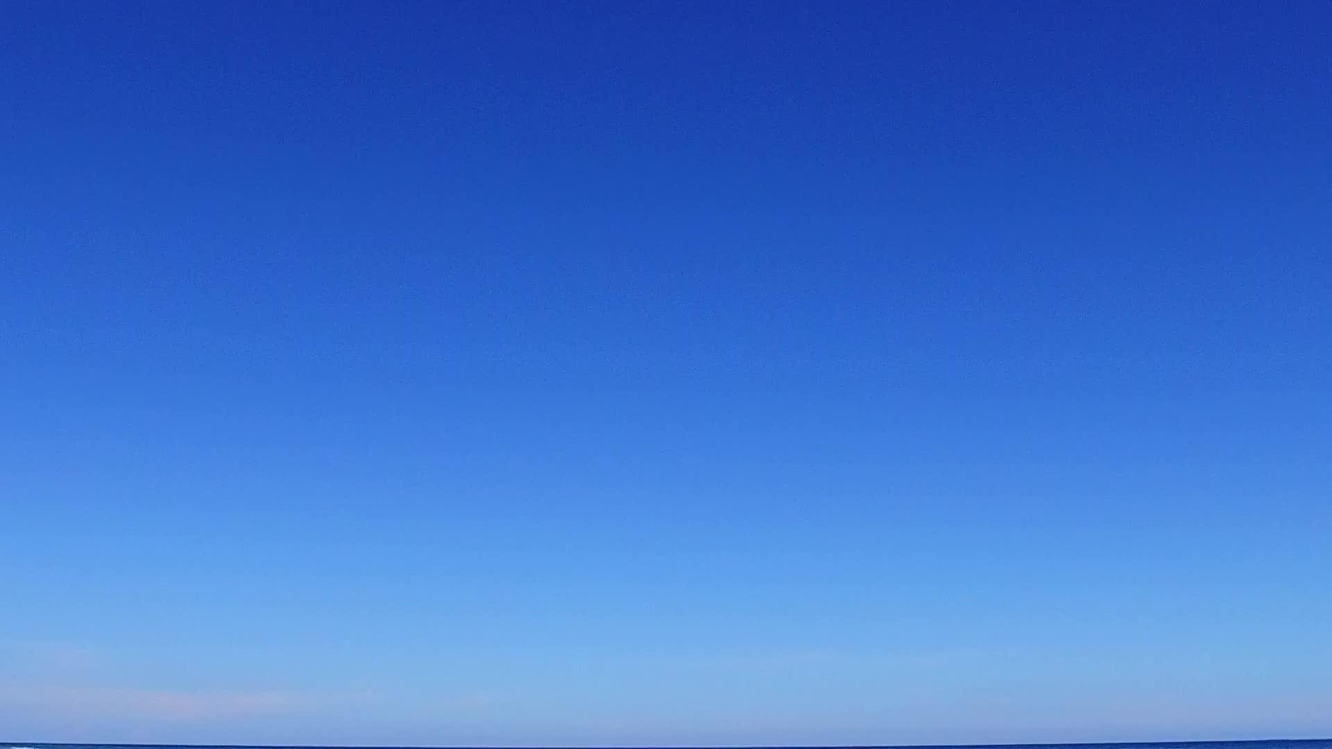 蓝环礁湖在度假胜地附近使用蓝色环礁来清洁沙土背景视频的预览图