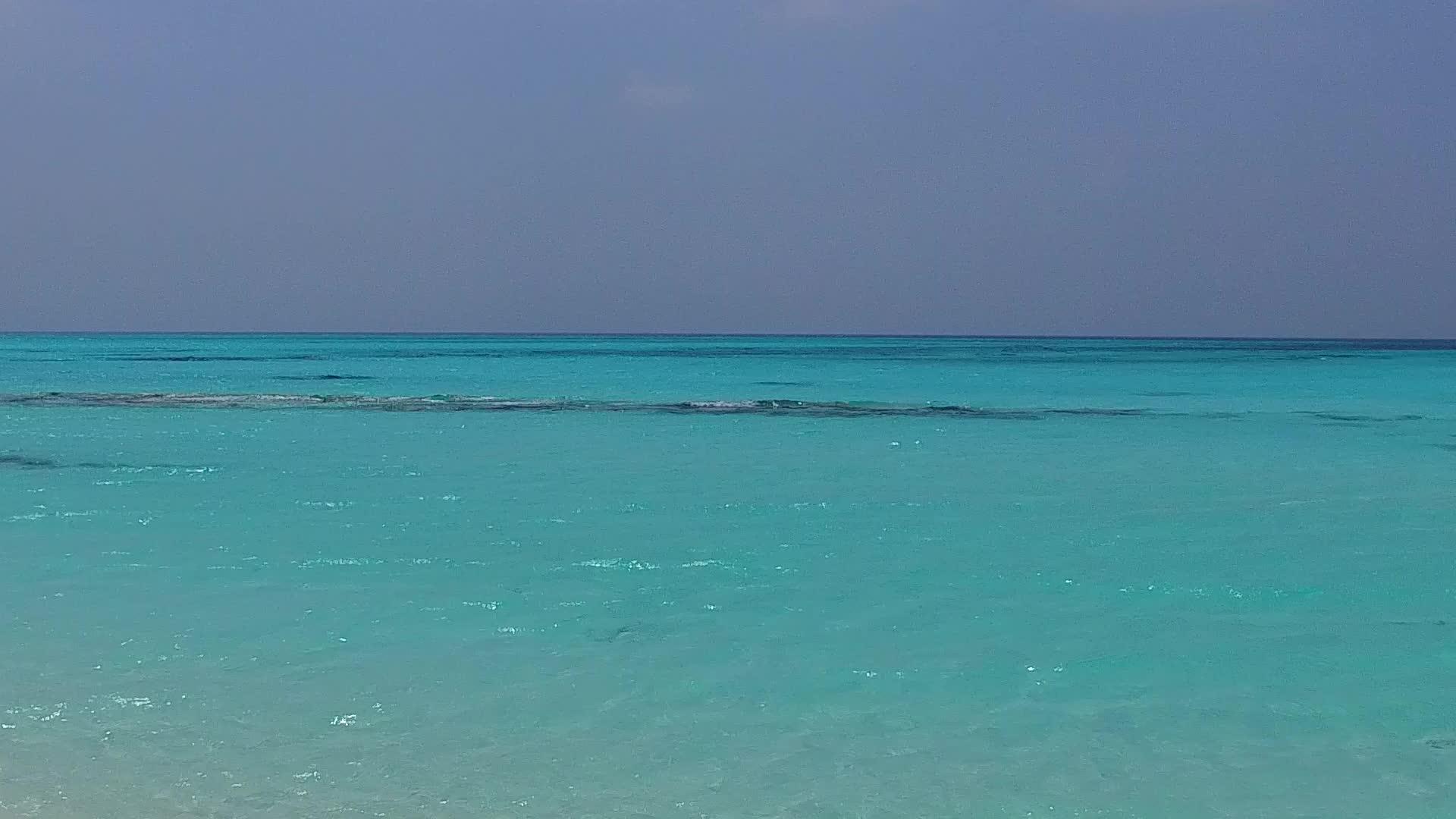 关闭豪华旅游海滩的风景以清洁海滩的蓝海和海浪附近的海滩视频的预览图