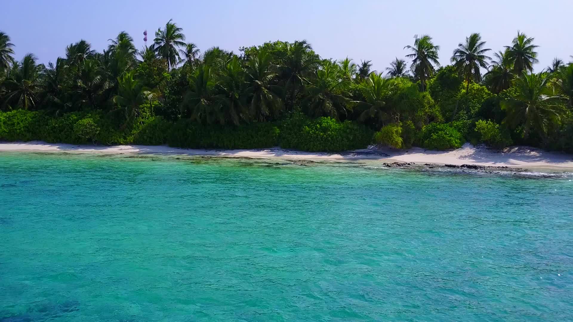 蓝绿色的海洋和波浪附近的白色海滩背景是田园诗般的海岸视频的预览图