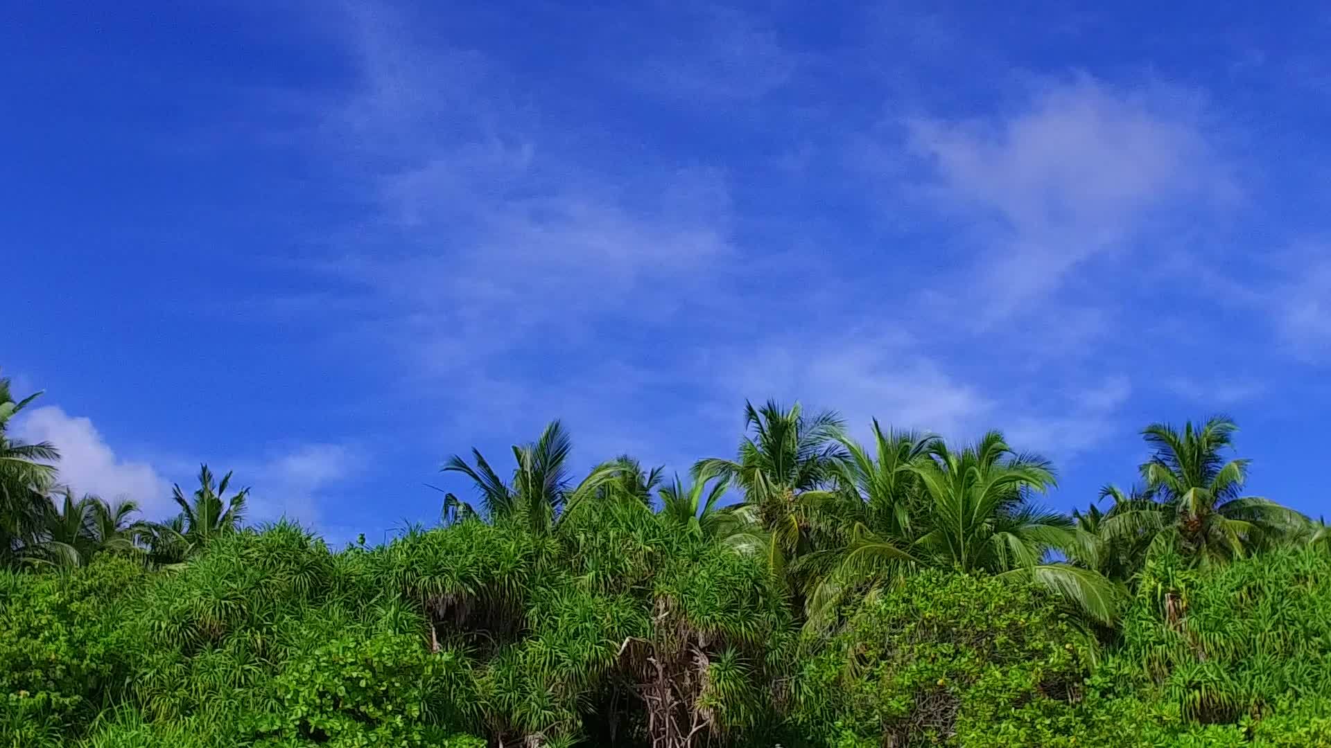 美丽的环礁湖海滩航程空间浅水和冲浪附近清洁的沙地背景视频的预览图