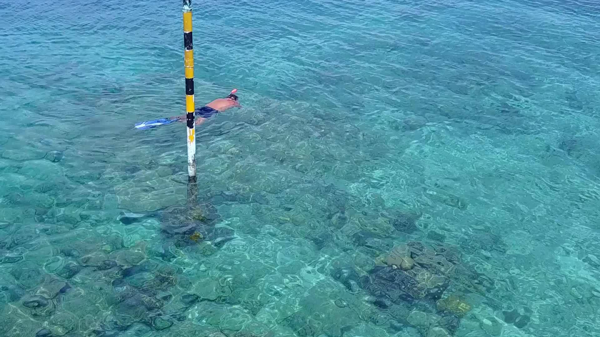 沙巴岛附近有白色沙滩背景的透明水在奇怪的岛屿海滩度假视频的预览图