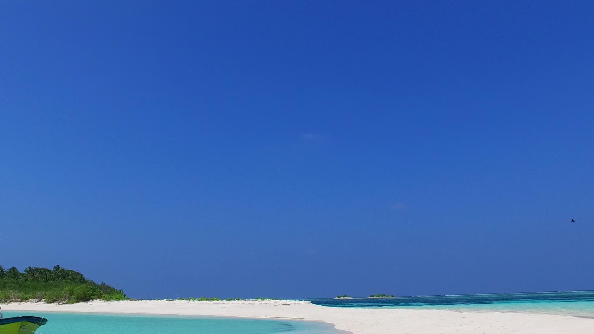 蓝海和珊瑚礁附近有白色的沙滩背景视频的预览图