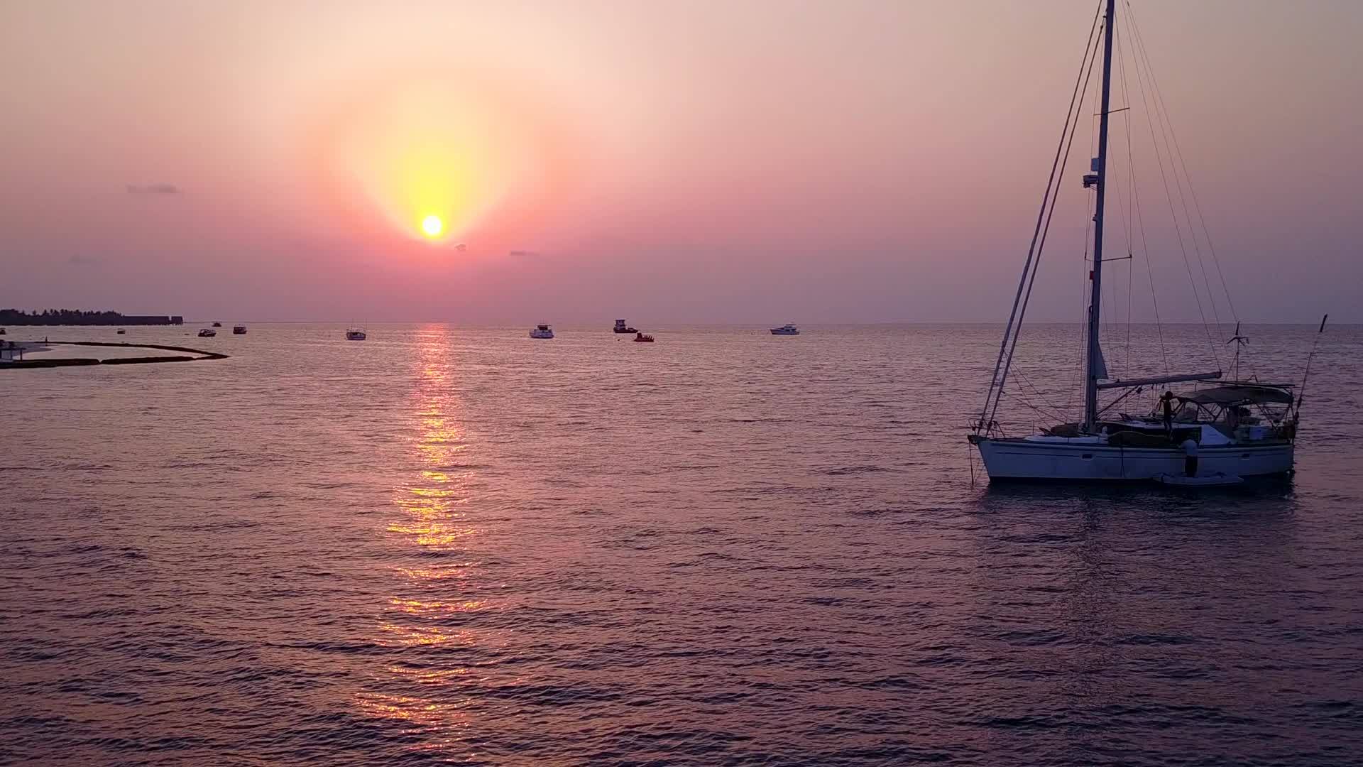 日落前天堂岛海滩在蓝海和白色海滩的背景中断白天旅行视频的预览图