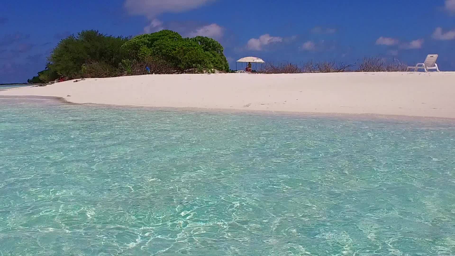 蓝海海滩冒险在白色海面上进行冲浪附近有白色沙滩背景视频的预览图