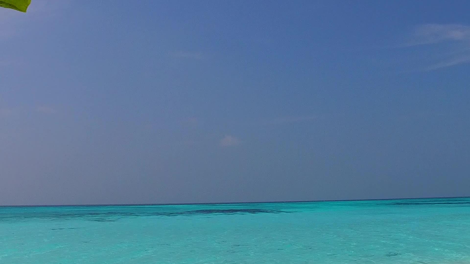 蓝色的水和白色的沙滩在日落前阳光明媚的海湾海滩度假旅行视频的预览图