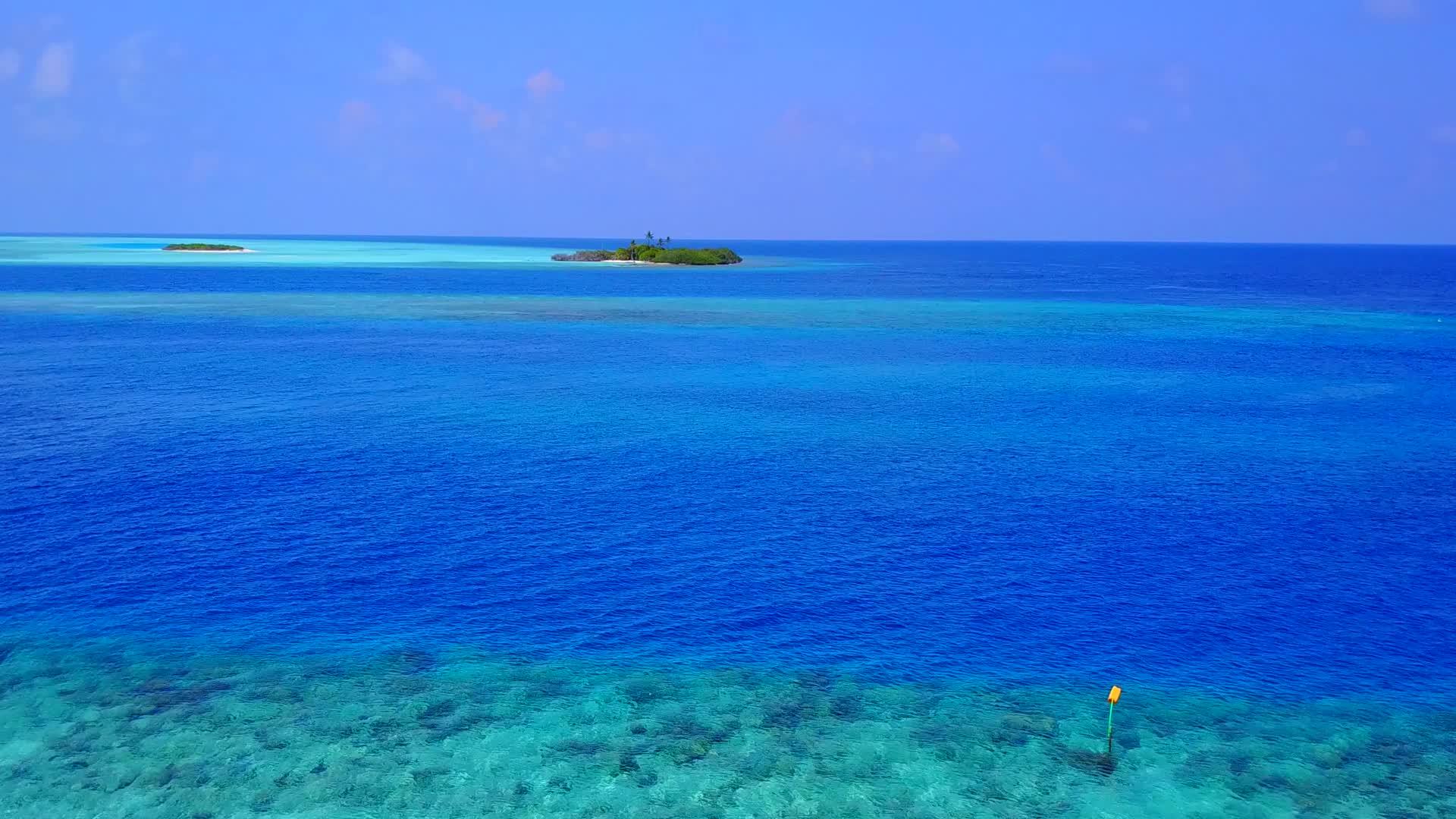 蓝色的海滩美丽的环礁湖海滩假日日落前有白沙背景视频的预览图
