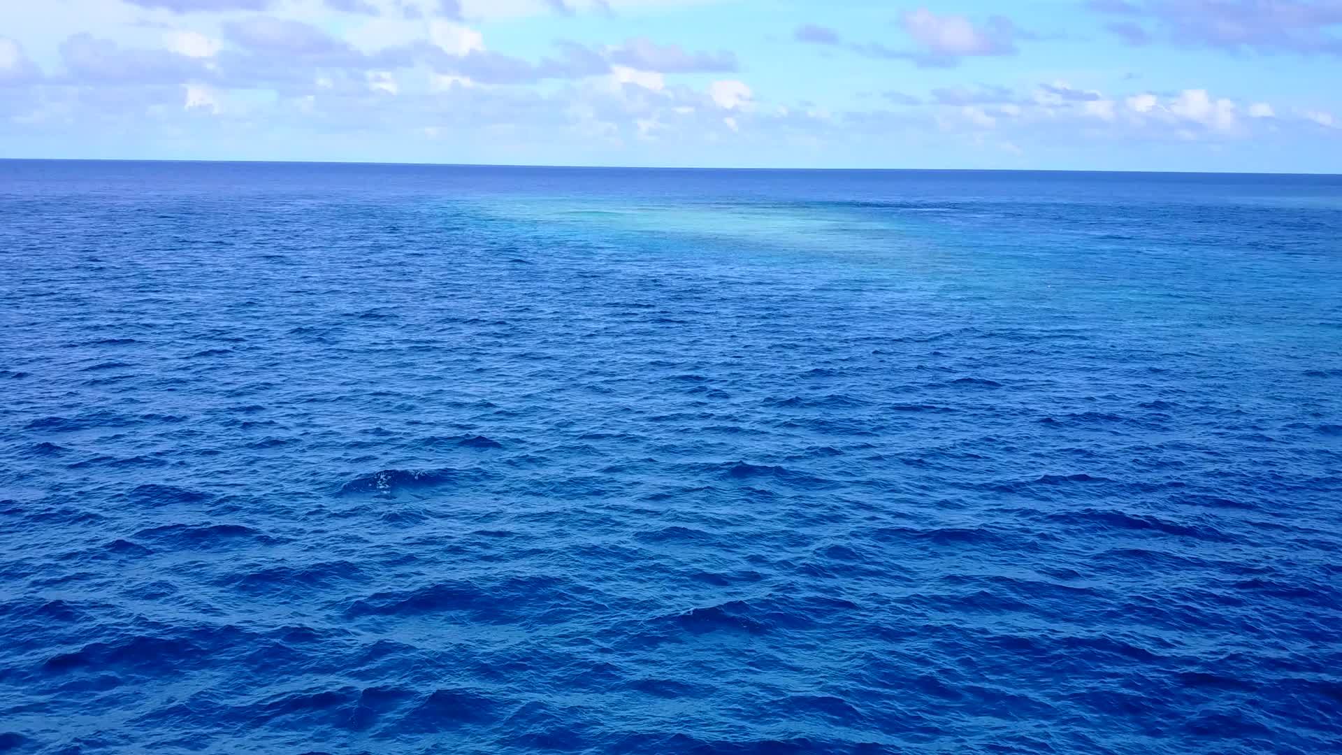 在度假胜地附近的水蓝海附近浪漫的旅游视频的预览图