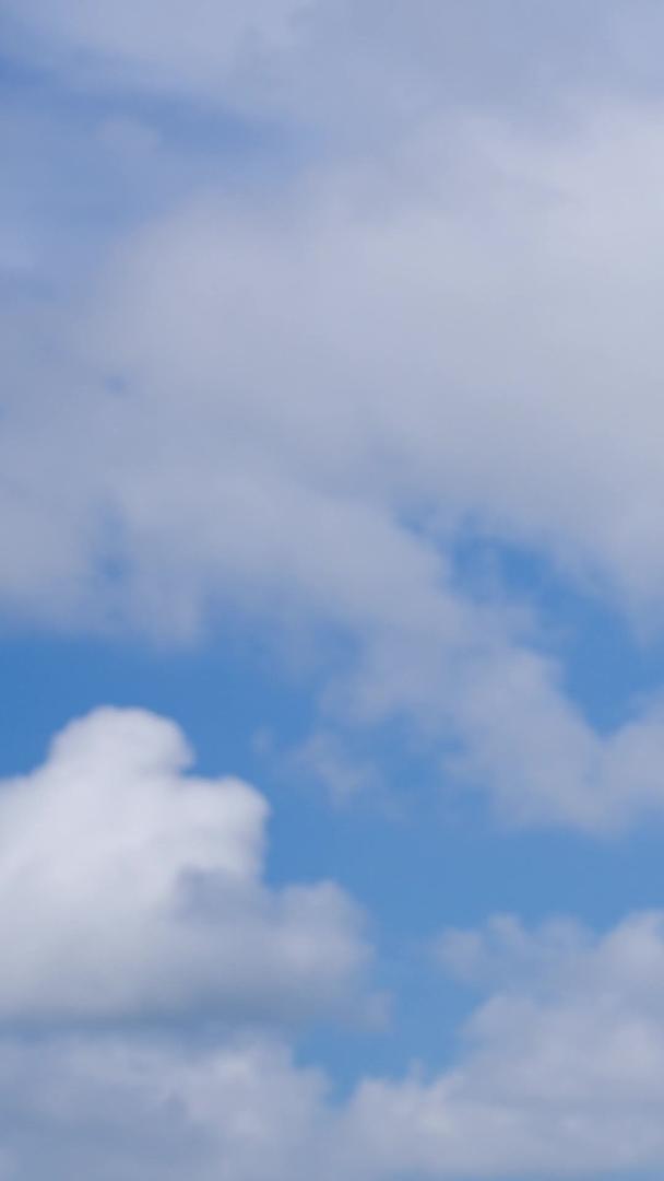 延迟摄影山顶蓝天白云天空自然气候流动云素材视频的预览图