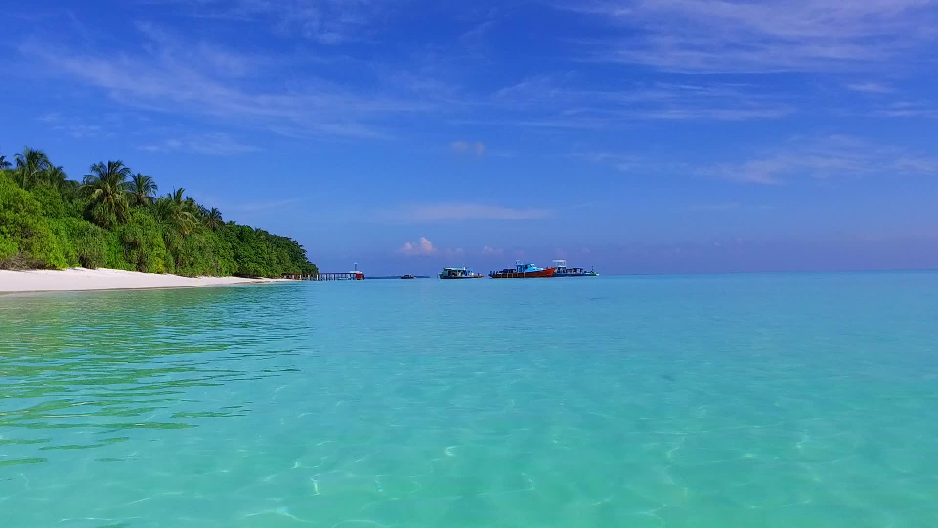 美丽的海景海滩时间阳光纹理蓝色海洋靠近白色的波浪视频的预览图