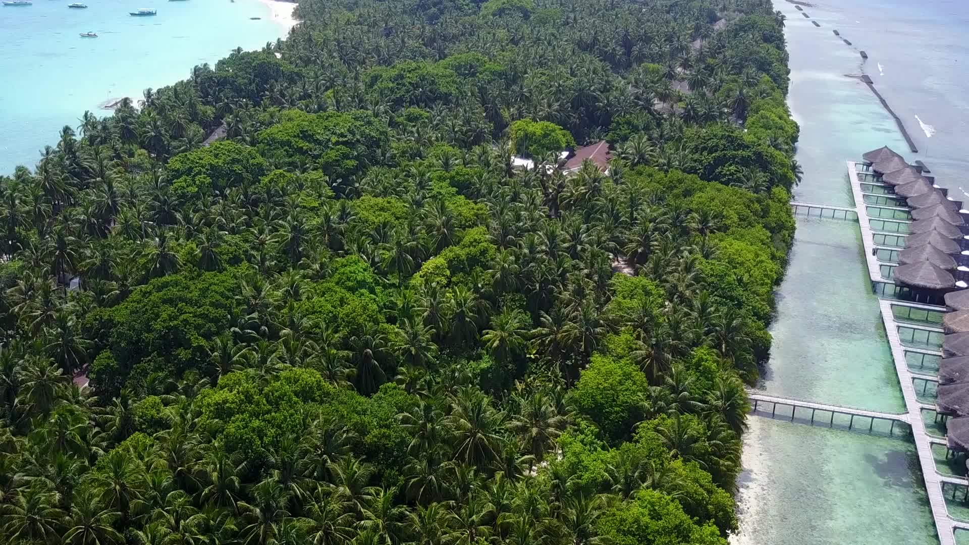 海上度假胜地利用浅环礁湖和海浪附近的白沙背景视频的预览图