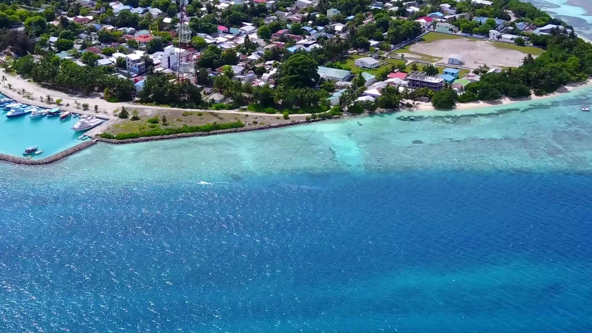 浅海之间的珊瑚礁附近有一个封闭的豪华天空旅游海滩视频的预览图