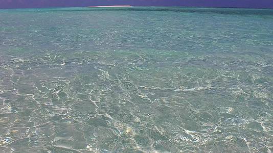 在海浪附近有白色沙子背景的浅海中夏天自然在漫长的冬天旅行视频的预览图