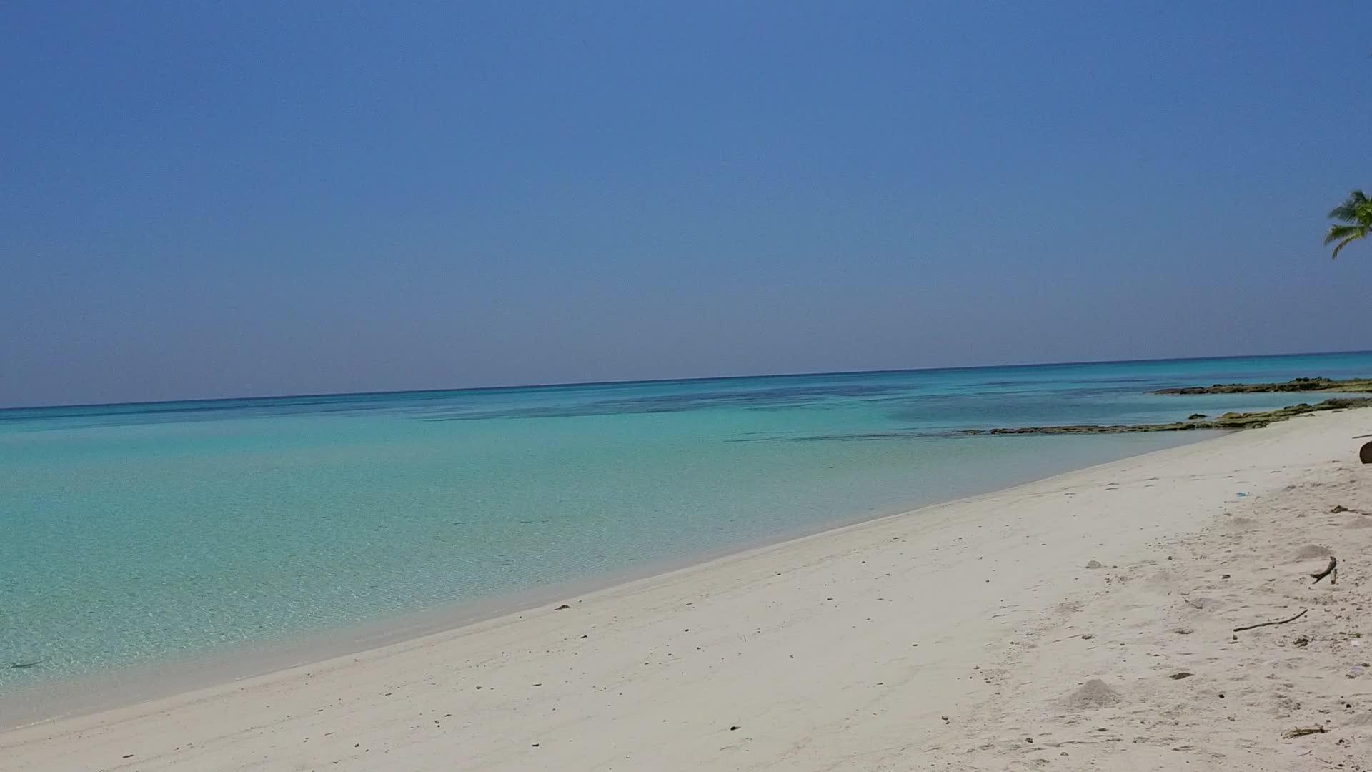 在沙洲附近的蓝色海洋湾海滩上复制冒险海背景为白色沙滩视频的预览图