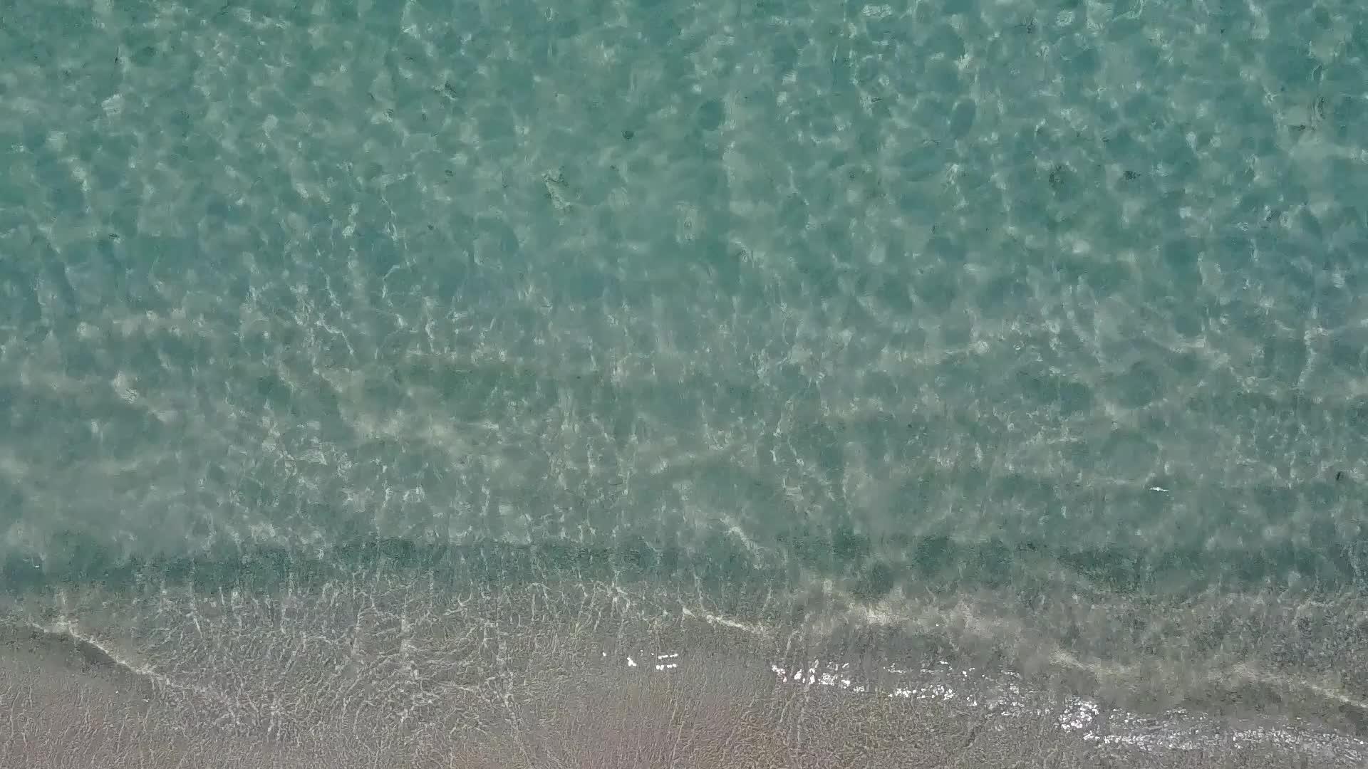 日出后白沙的背景是蓝绿色的豪华度假村海滩生活方式的空间视频的预览图