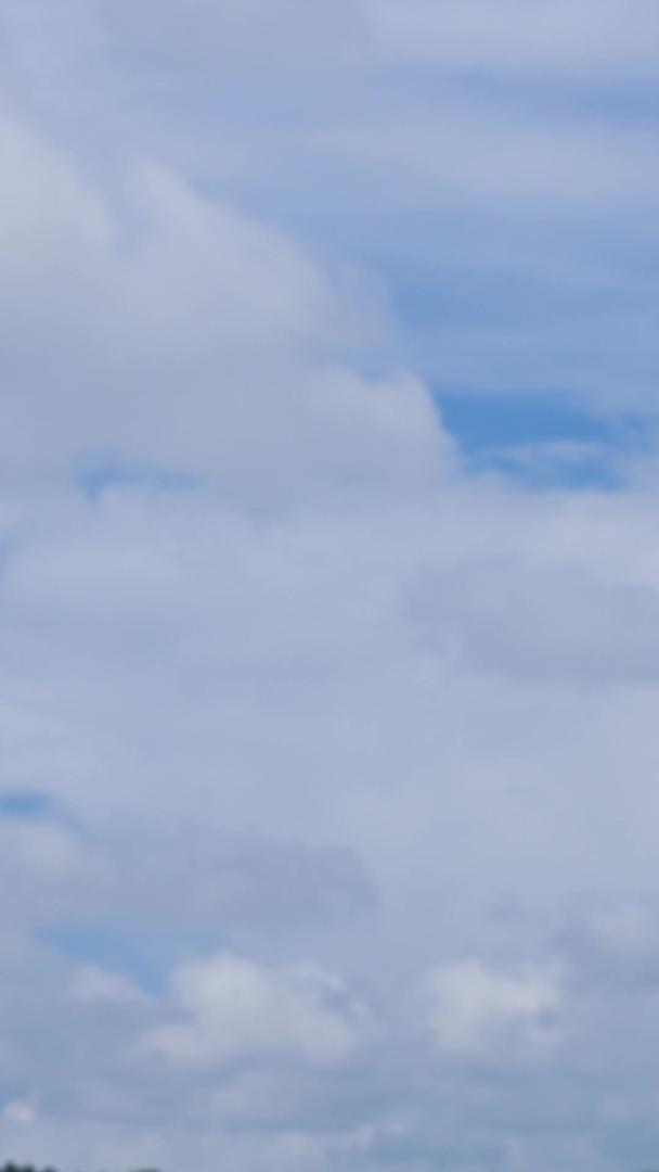延迟摄影山顶蓝天白云天空自然气候流动云素材视频的预览图
