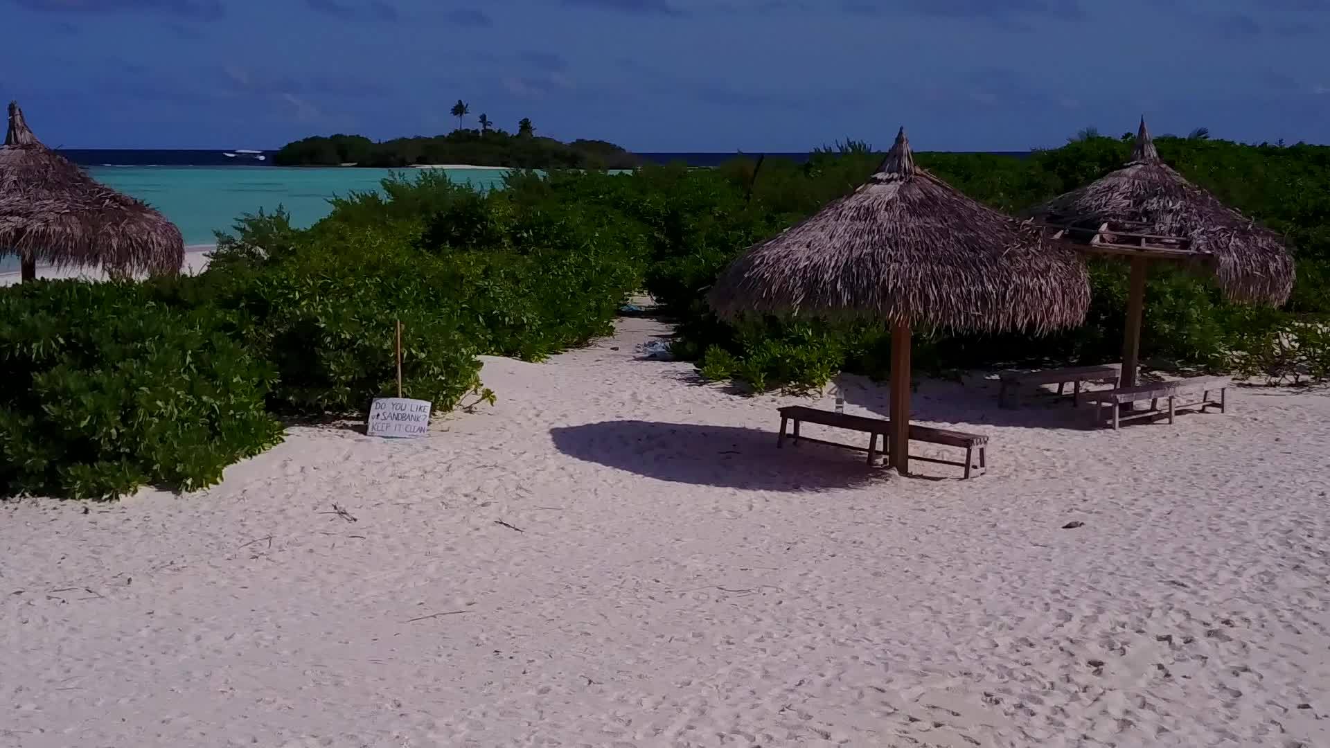 海洋海岸海滩探险活动以蓝色环礁湖和阳光下白色沙滩为背景视频的预览图