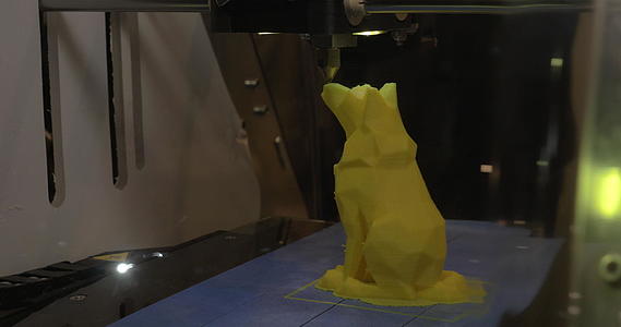 3D打印机用黄色塑料制造狼视频的预览图