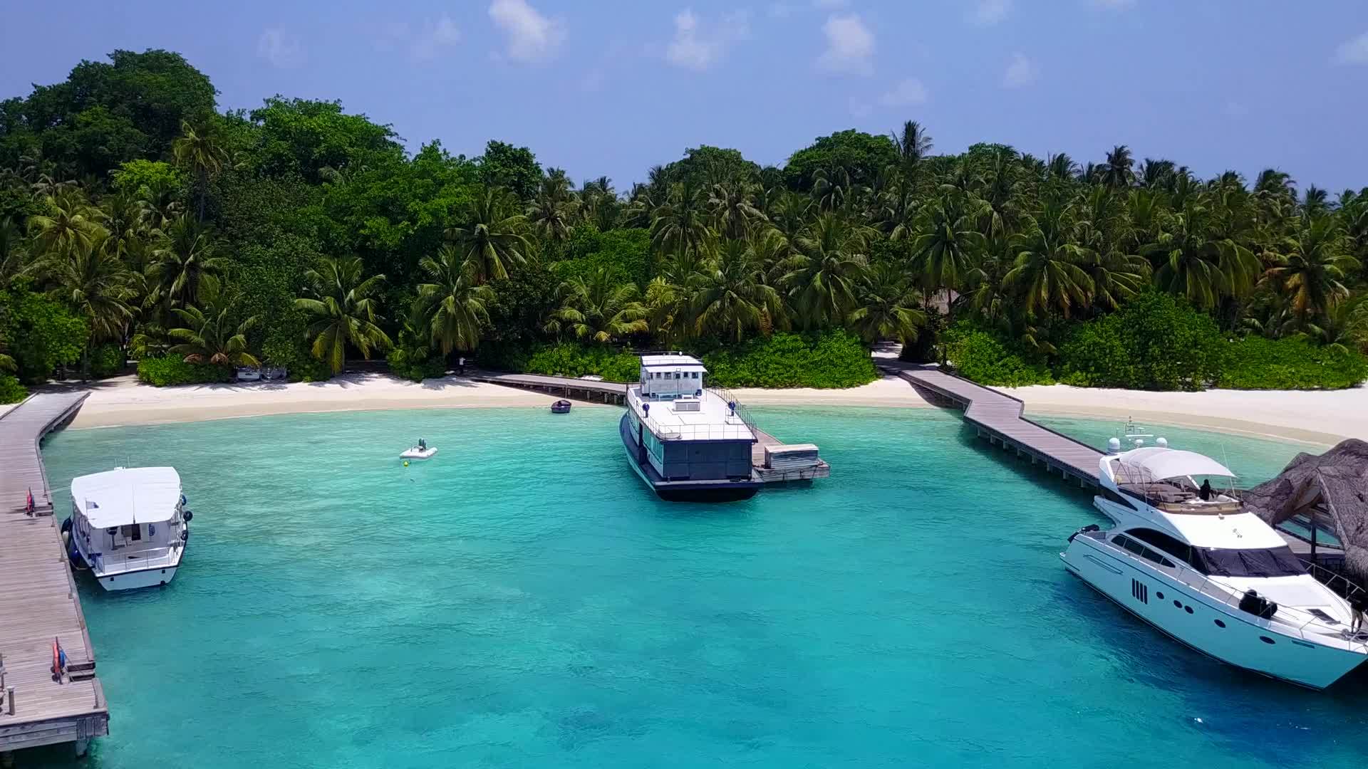 在蓝色环礁湖和白色海滩附近的度假胜地下享受宁静视频的预览图