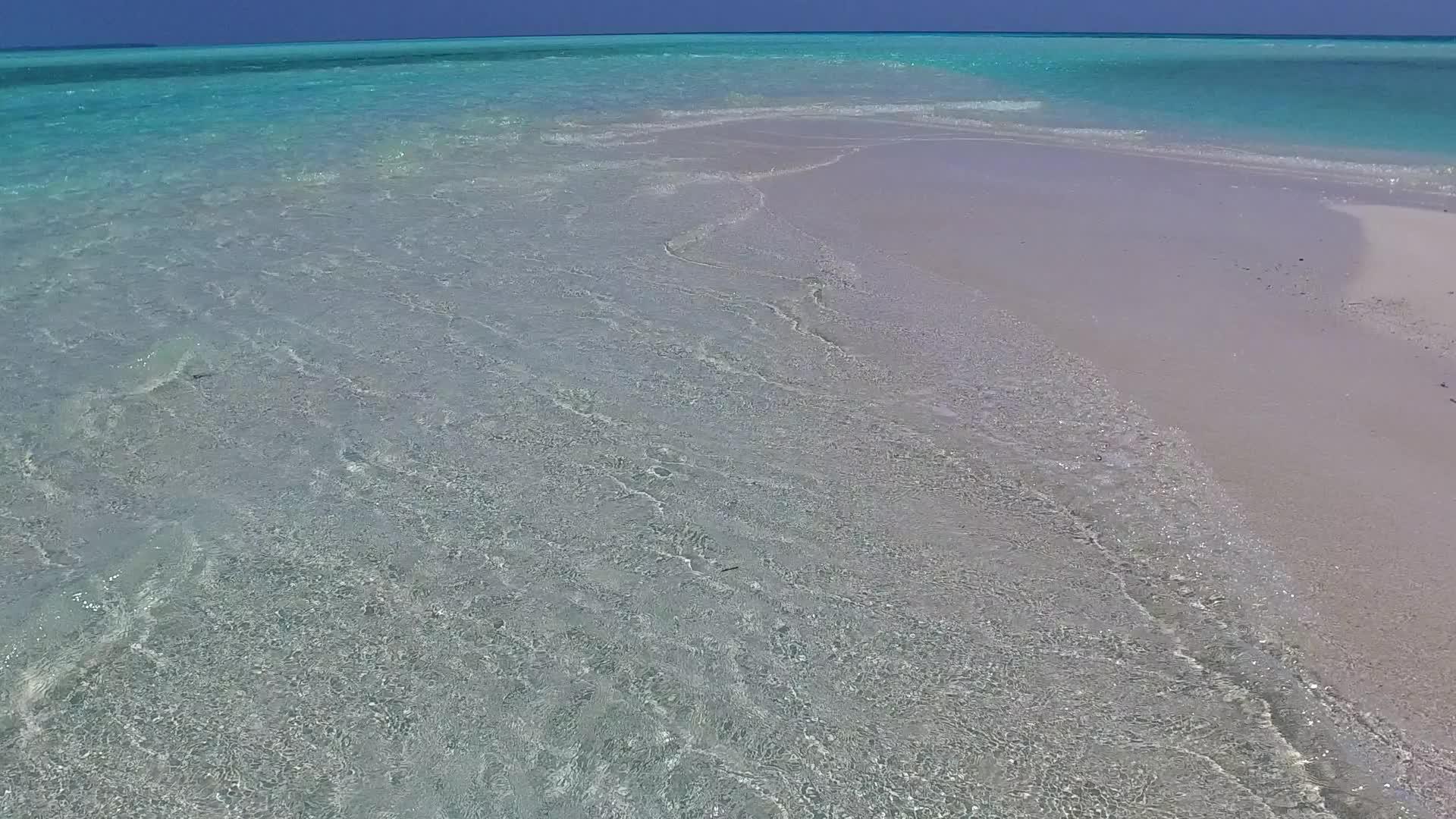 海滩度假的豪华天空是由松绿环礁湖和海滩附近的白沙组成的视频的预览图