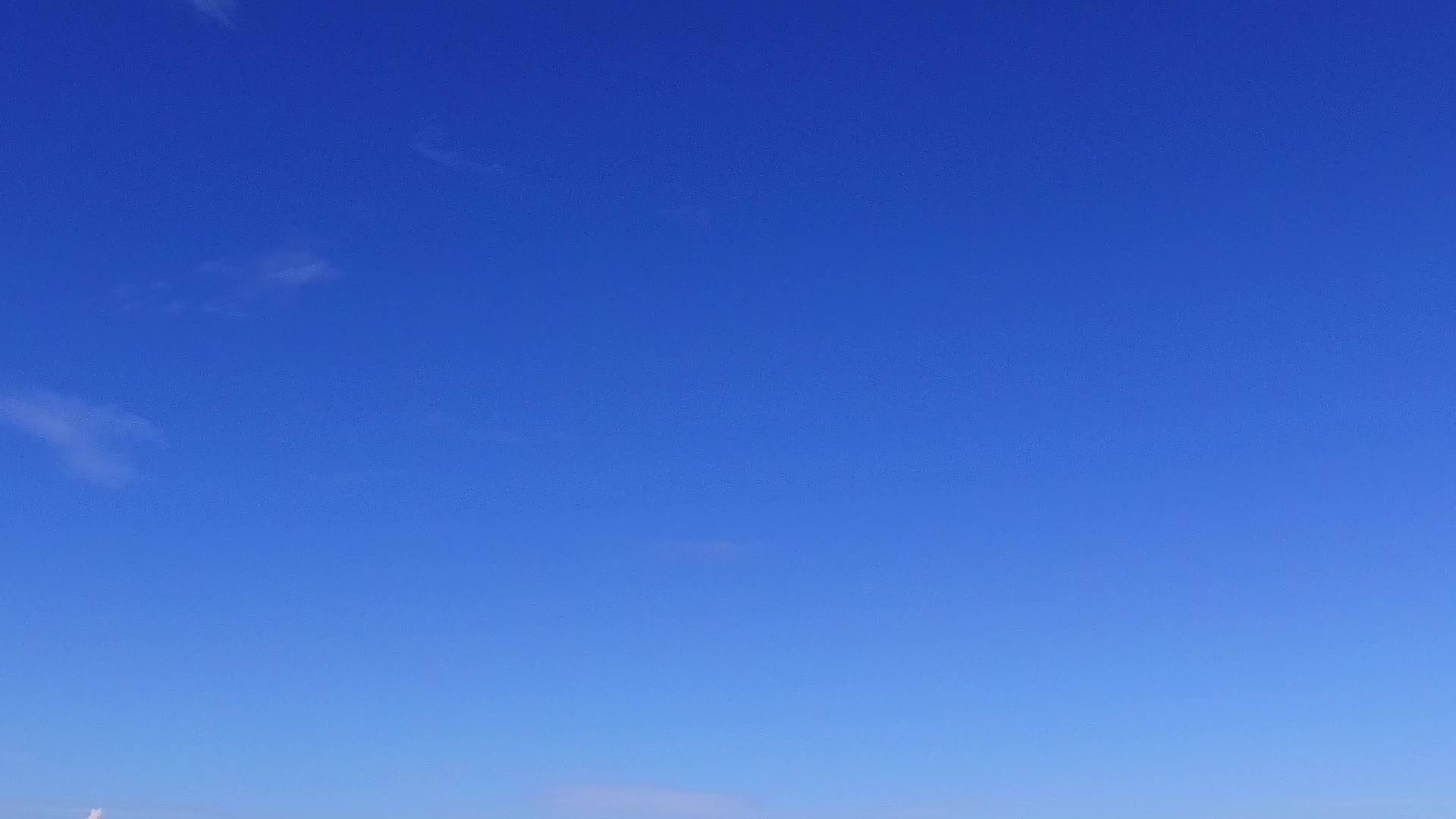 在沙洲附近的浅海和白色海滩的背景下放松海景海滩时间视频的预览图