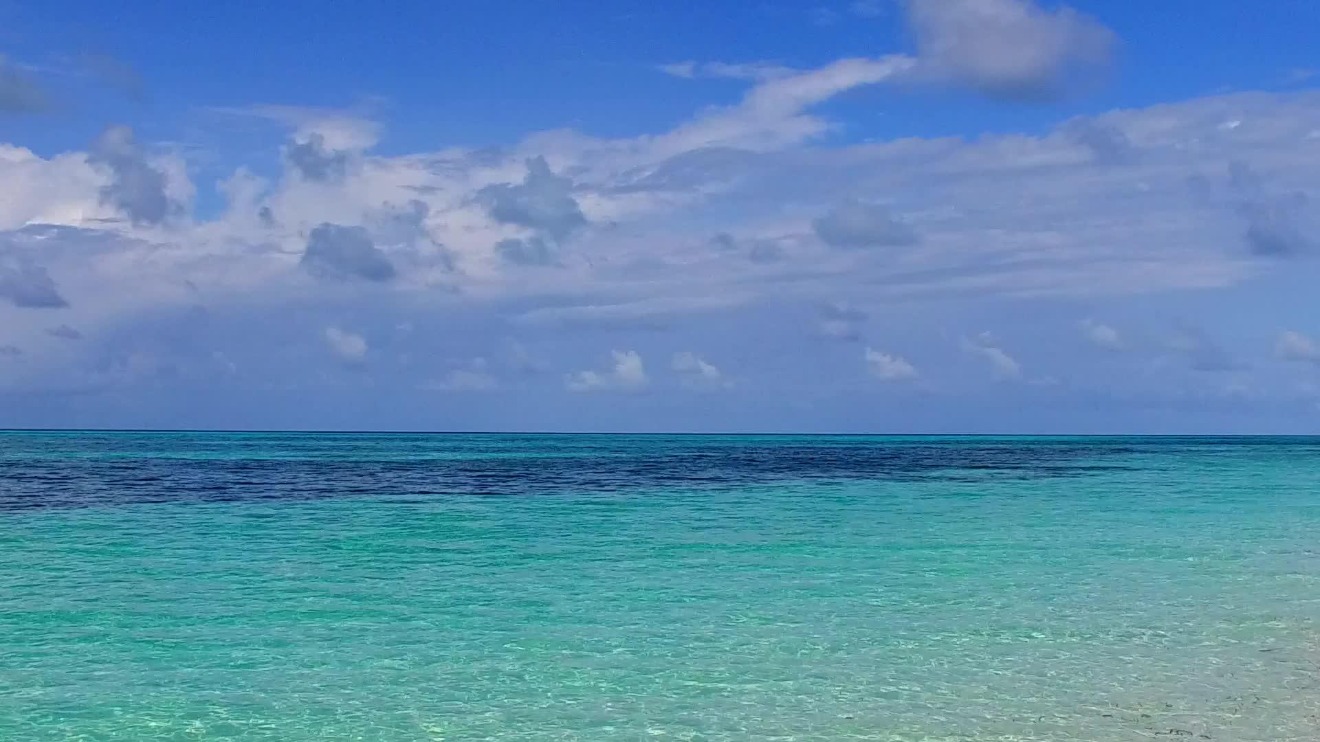热带海上海滩探险的浪漫结构由松石环礁湖和沙滩附近的沙滩组成视频的预览图