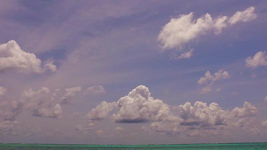 海浪附近有白沙背景的水和蓝水沿海航行浪漫的海洋视频的预览图
