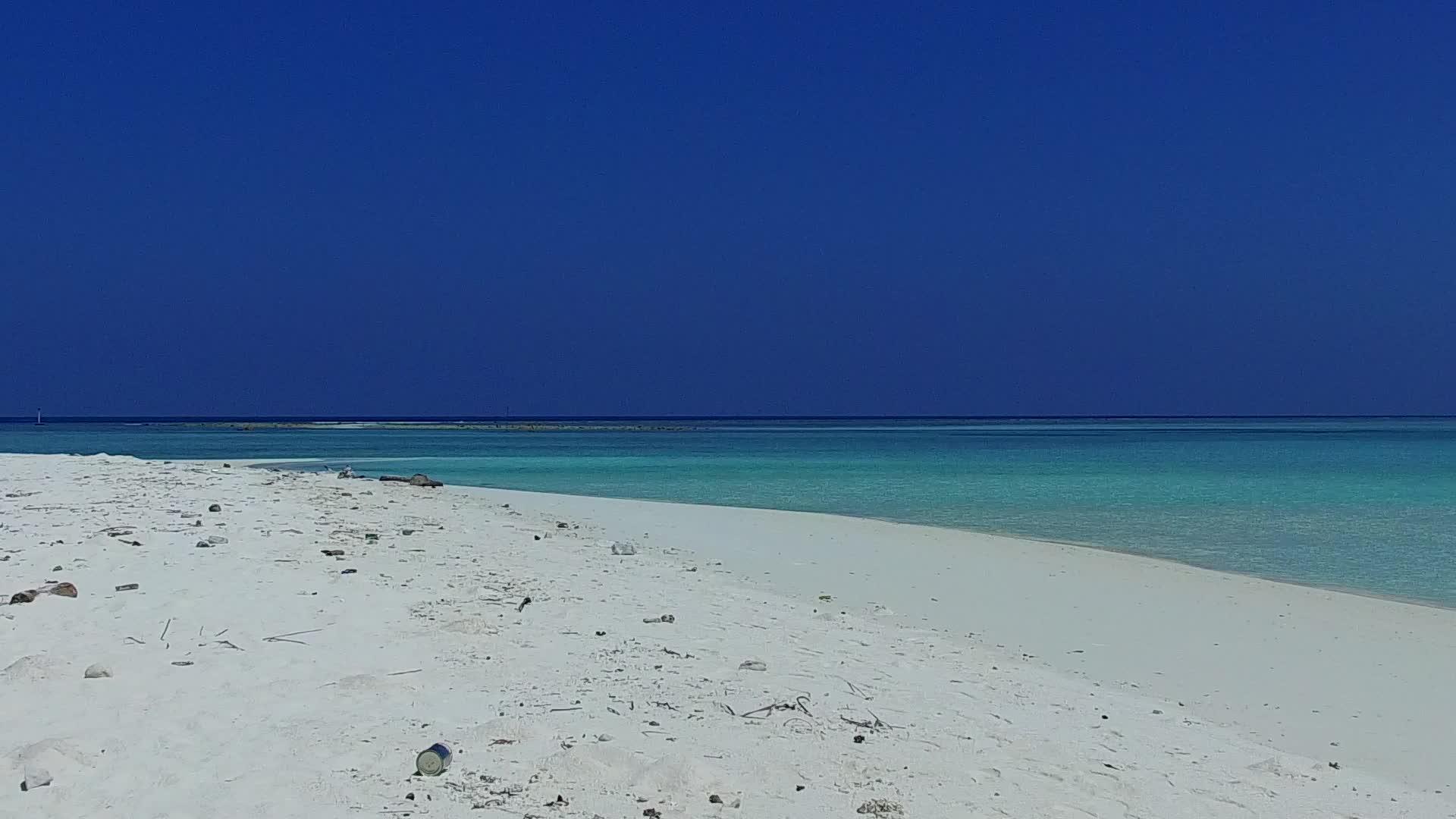 热带海岸海滩通过蓝海和度假胜地附近的白色海滩背景绘制视频的预览图