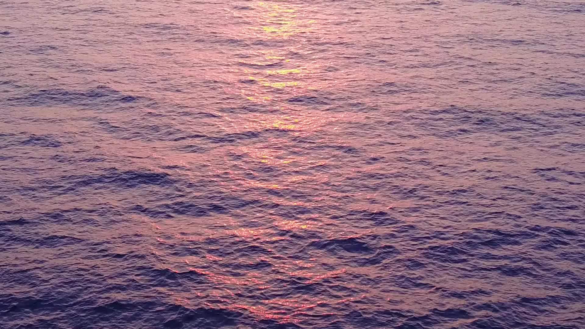 阳光旅游度假村附近的浅海和白沙背景视频的预览图