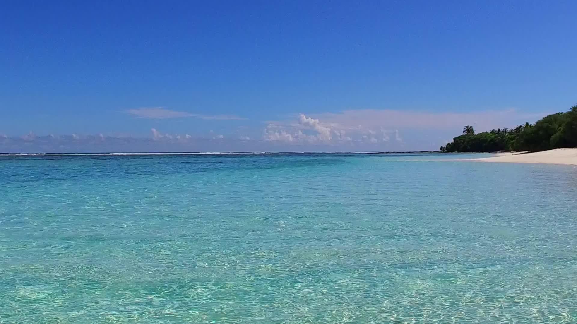 靠近冲浪的白色海滩背景蓝色泻湖豪华海岸线海滩生活视频的预览图