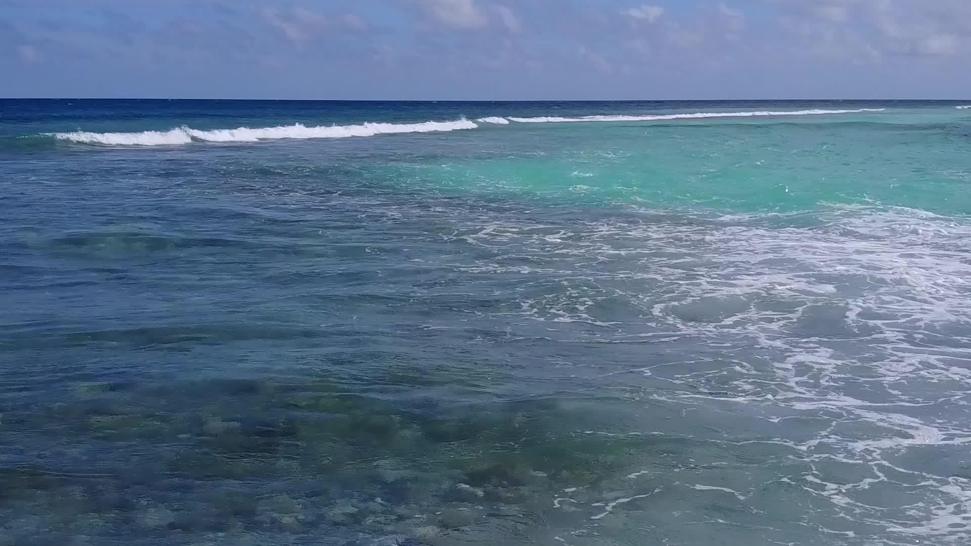 海洋海岸伴随着蓝海和珊瑚礁附近的白色沙沙背景视频的预览图