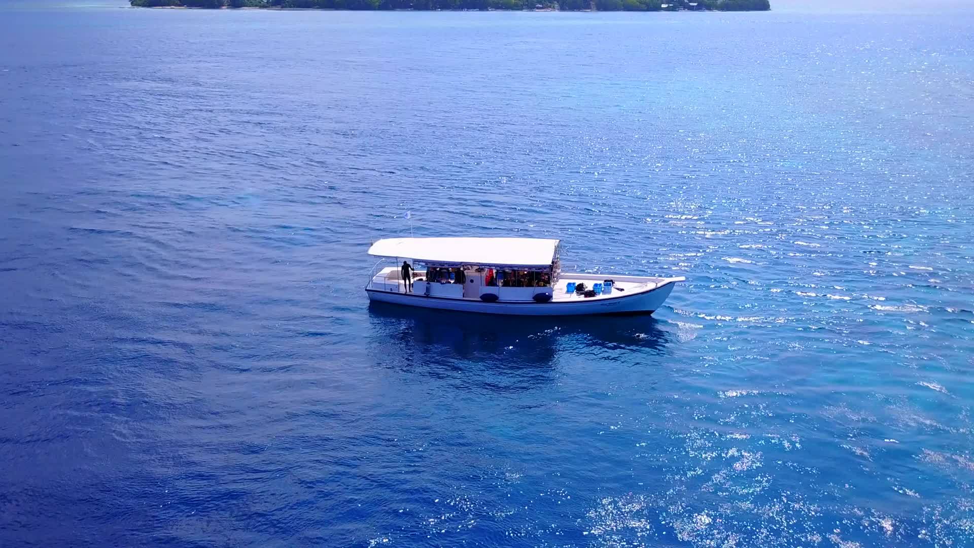 度假胜地附近的蓝海和浅沙背景BlueSeab视频的预览图